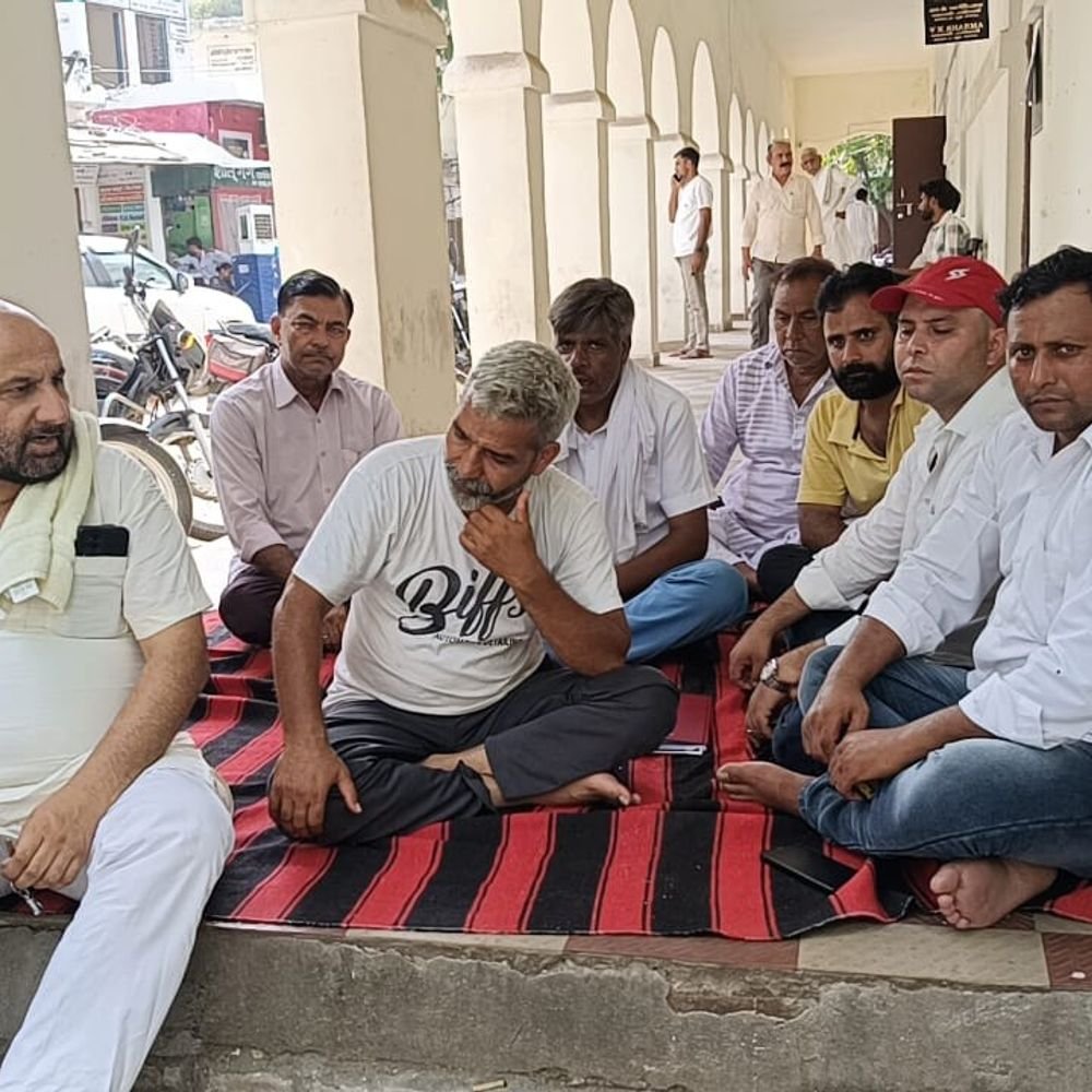विवादित मार्ग को खुलवाने की मांग को लेकर भूख हड़ताल:कलेक्ट्रेट में अनिश्चितकालीन धरना शुरू, जाट महासभा ने दिया समर्थन