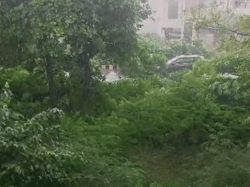 आगरा में बूंदाबांदी, ठंडी हवाओं ने दी उमस से राहत:तापमान में गिरावट, 8-9 जुलाई को भारी बारिश का अलर्ट