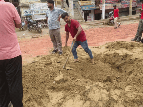 आगरा में बिना अनुमति खोदाई पर सामान जब्त:कमला नगर क्षेत्र में केबल डालने के लिए खोदी जा रही थी सड़क
