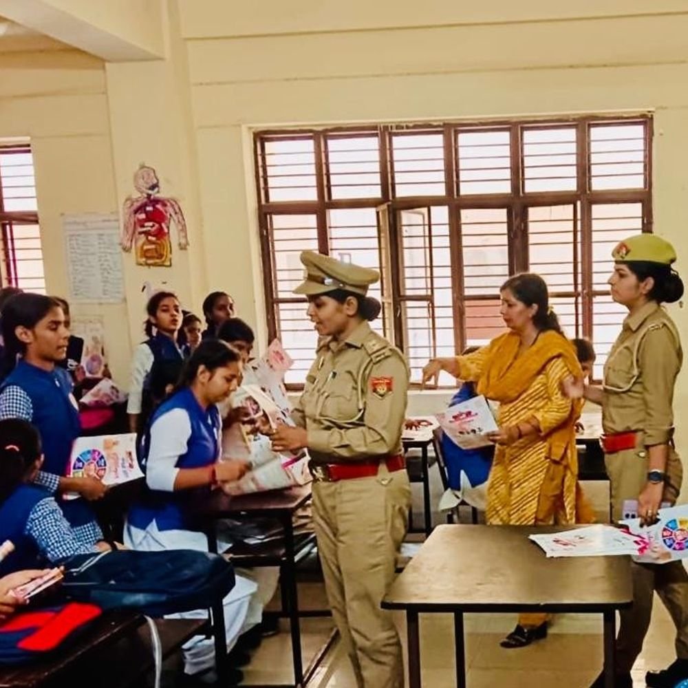 मिशन शक्ति: छात्राओं-शिक्षिकाओं को हेल्पलाइन नंबर बताए गए:एंटी रोमियो स्क्वायड ने सरकारी योजनाओं और सुरक्षा की जानकारी दी