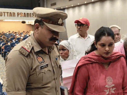 ‘DM साहब- पति ने दूसरी शादी कर ली है’:समाधान दिवस पर रोते हुए बोली महिला- इंस्टाग्राम पर दूसरी पत्नी के साथ देखा