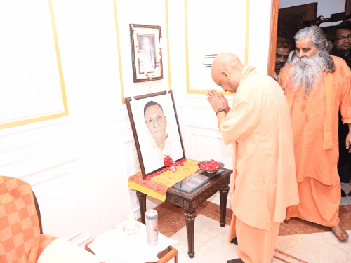 तीन उद्यमियों-समाजसेवियों को सीएम योगी ने दी श्रद्धांजलि:ओमप्रकाश जालान, बालकृष्ण सराफ और दर्शन देवी के चित्रों पर पुष्प अर्पित किए