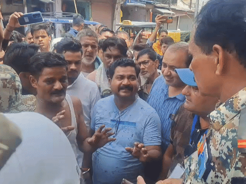 अतिक्रमण हटाने पर नगर निगम की टीम पर हमला:अलीगढ़ में निगमकर्मी पर डीजल डाला, दुकानदार बोला– डंडों से पीटा, खुद पर डाला था तेल