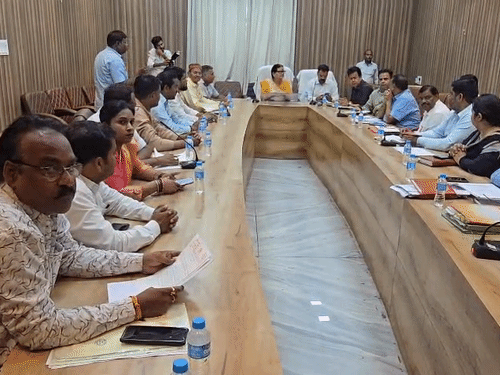 कानपुर में पार्षदों ने खोली विकास कार्यों की पोल:जलभराव, धंसे नाले की उठाई समस्याएं, मेयर बोलीं- देसी शराब की दुकानों पर ताला लगवा दूंगी