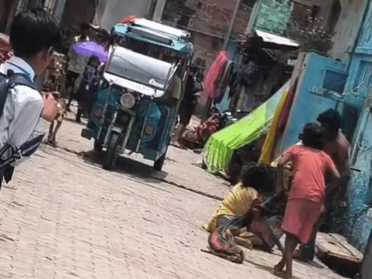 पति ने पत्नी को बैट से पीटा, VIDEO:बेटी बचाने आई तो धक्का दिया, महिला ने कार्रवाई कराने से किया इंकार