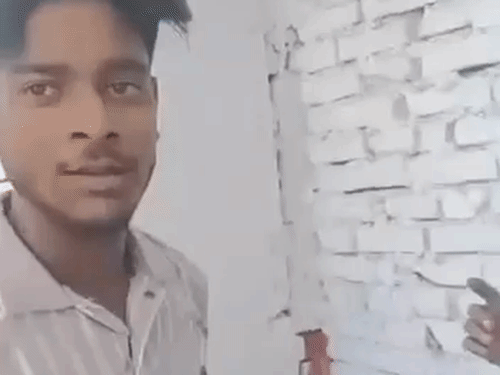 वर्चस्व की जंग में युवक को बेल्टों-जूतों से पीटा:बर्रा में पैरों तले रौंदा, हाथ जोड़कर पीड़ित बोला-एक बार छोड़ दो, VIDEO