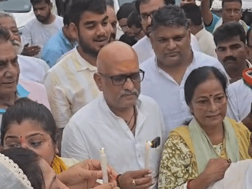 लखनऊ में कांग्रेस का कैंडल मार्च:प्रदेश मुख्यालय से जीपीओ तक पैदल चले, ‘धर्मेंद्र प्रधान इस्तीफा दो’ के नारे