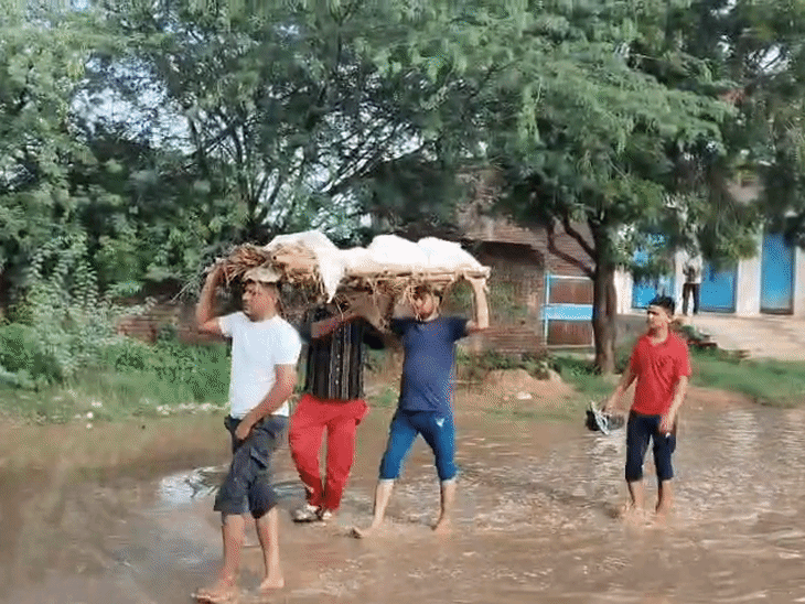 घुटनों तक भरे गंदे पानी से निकली अर्थी:अलीगढ़ में गोंडा रोड पर महीनों से जलभराव, ग्रामीणों ने प्रशासन से लगाई गुहार