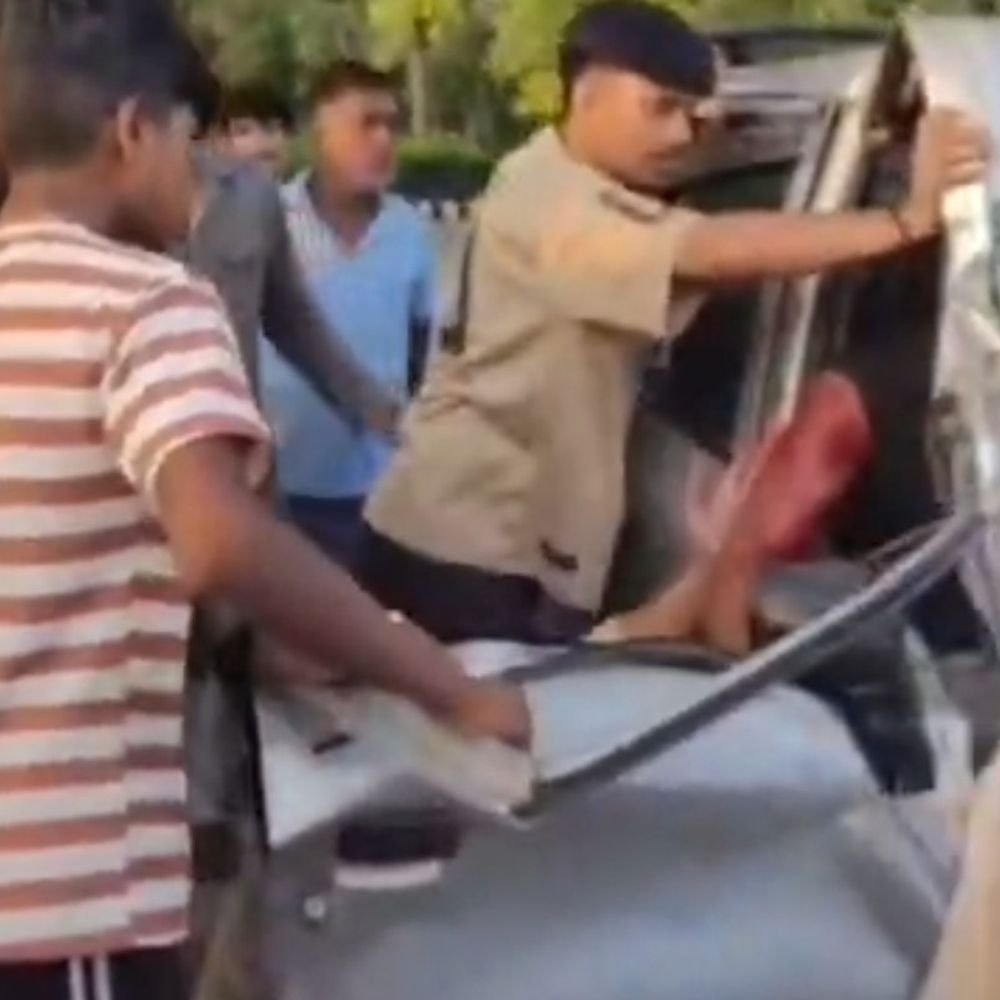 तेज रफ्तार नैनो अनियंत्रित होकर डिवाइडर पर चढ़ी:कार चालक अंदर ही फंस गया, लोगों ने निकालकर अस्पताल भेजा