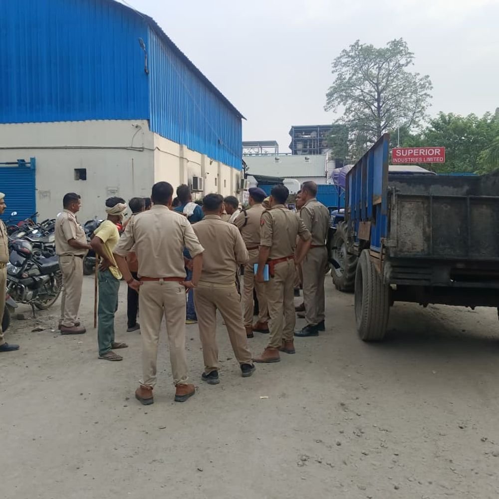 शराब फैक्ट्री में कर्मचारी की संदिग्ध मौत से हड़कंप:सुपीरियर फैक्ट्री में दूसरे दिन ही कर्मचारी की गई जान, परिजनों का हंगामा
