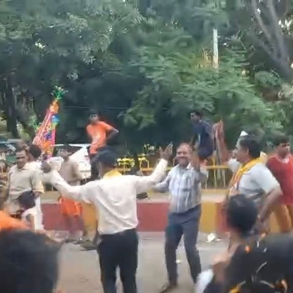 कांवड़ियों के साथ झूमे बिजली विभाग के अधिकारी, VIDEO:इंजीनियर्स क्लब ने लगाया 14वां कांवड़ सेवा शिविर, शिवभक्तों पर बरसाए फूल