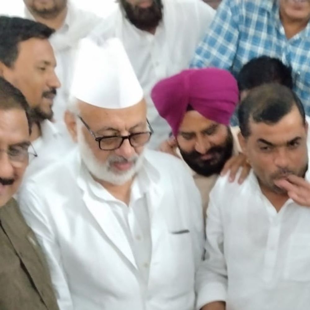 सपा कार्यकर्ताओं ने मनाया आजम खान का 78वां जन्मदिन:रामपुर में नेताओं ने केक काटकर दीर्घायु और अच्छे स्वास्थ्य की कामना की