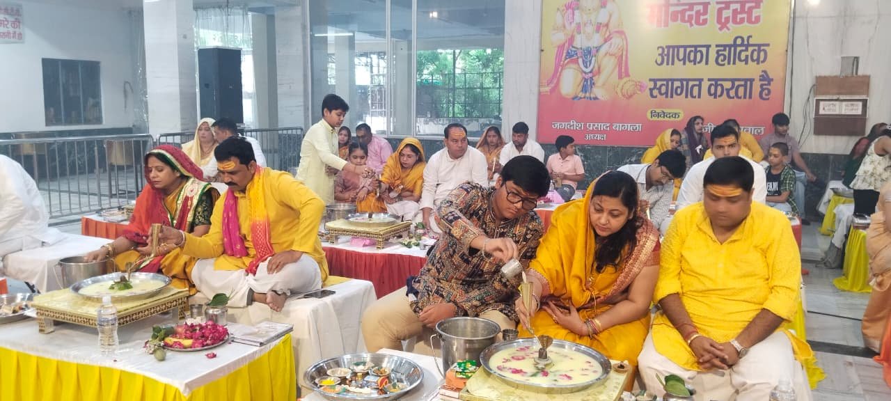 धार्मिक अनुष्ठान में 51 शिवलिंग पर 51 दंपतियों ने किया विधि-विधान से रुद्राभिषेक