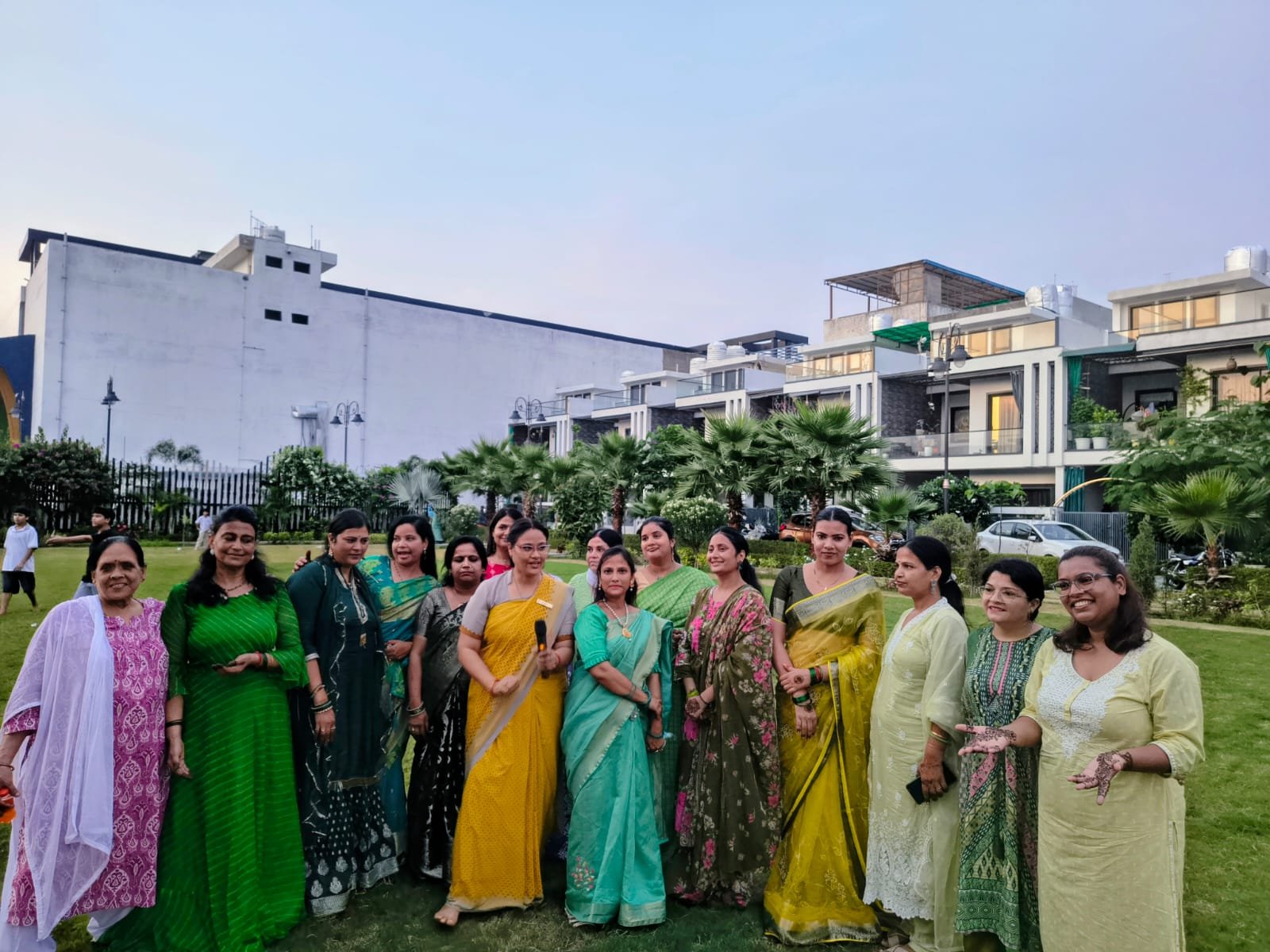 हरियाली तीज पर महिलाओं ने सजाई मेहंदी की खूबसूरत रंगत