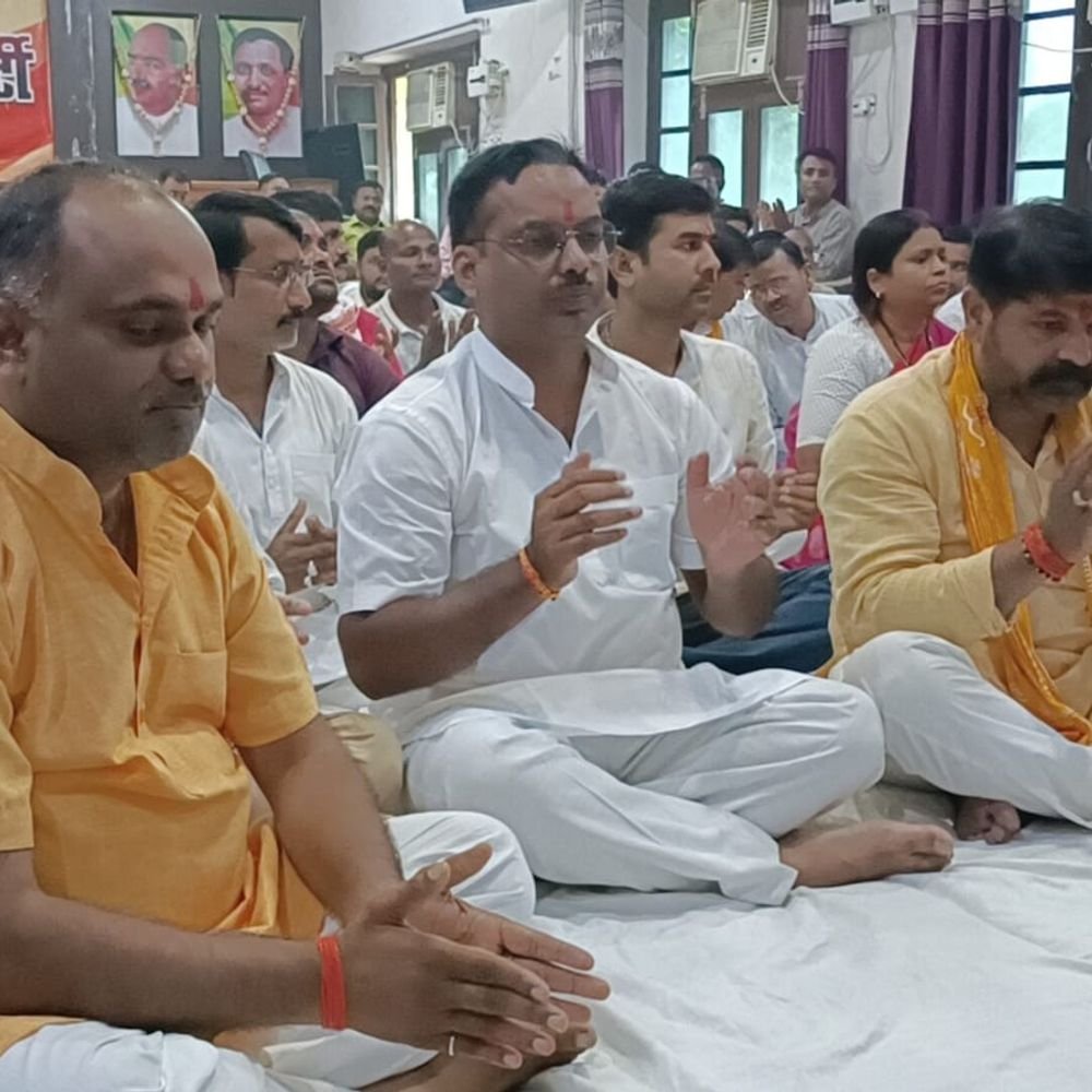 बेनीगंज BJP कार्यालय में सुंदरकांड:आराधना में जुटे कार्यकर्ता; महानगर अध्यक्ष बोले- इससे मिलती है राष्ट्र सेवा की ऊर्जा