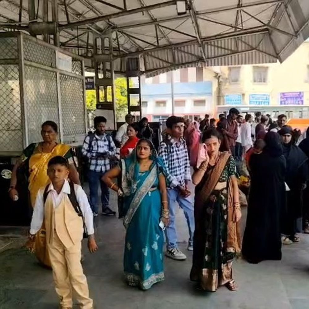 रक्षाबंधन पर बसों की राह ताकती रहीं बहनें:बरेली बस अड्डे पर यात्रियों की भारी भीड़ उमड़ी
