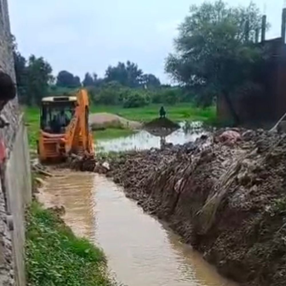 कौशांबी में भारी बारिश से जलभराव:प्रशासन ने जल निकासी तेज की, मंझनपुर में पंप लगाए गए