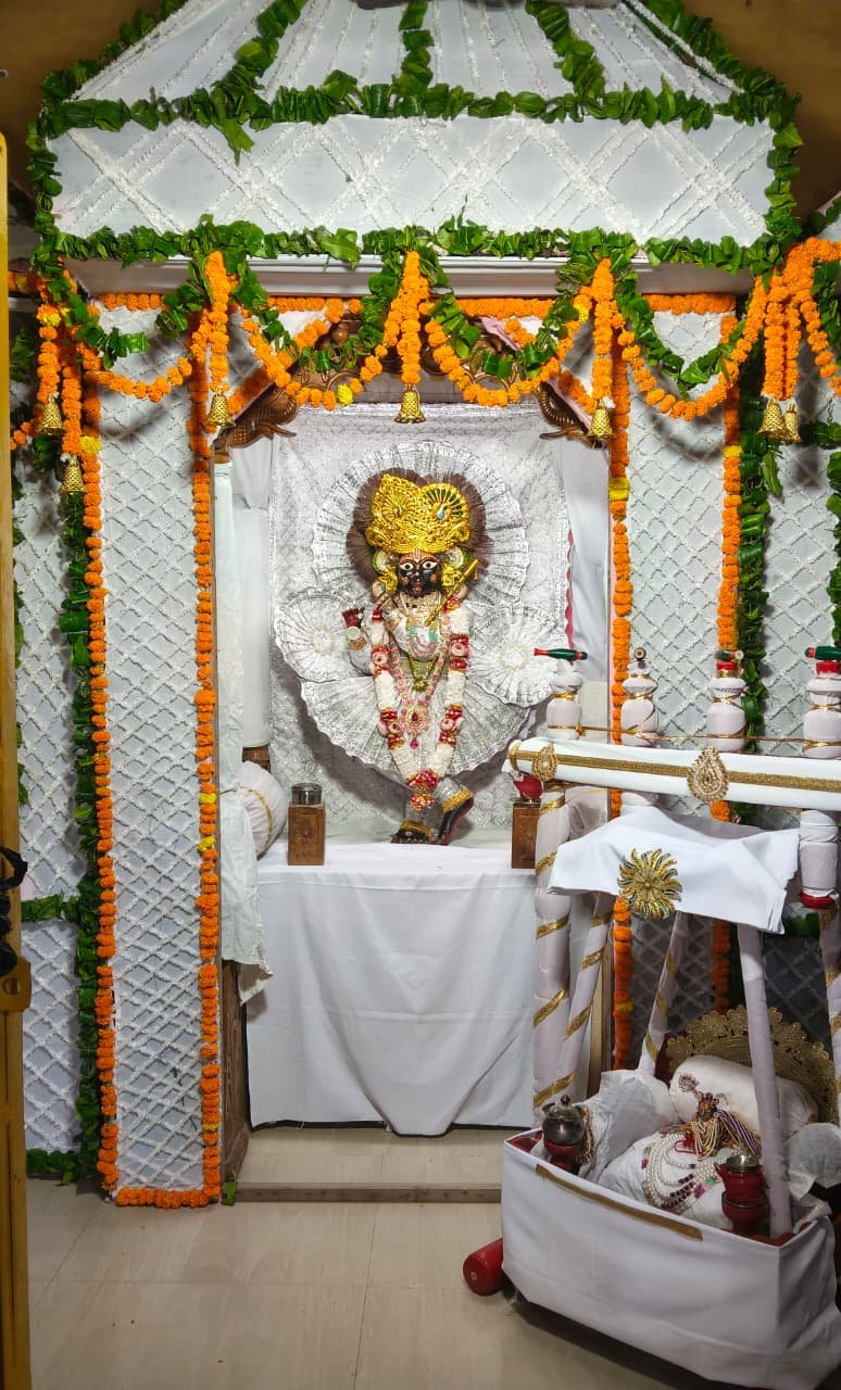 रक्षाबंधन पर ठाकुर श्याम बिहारी को धराई राखी