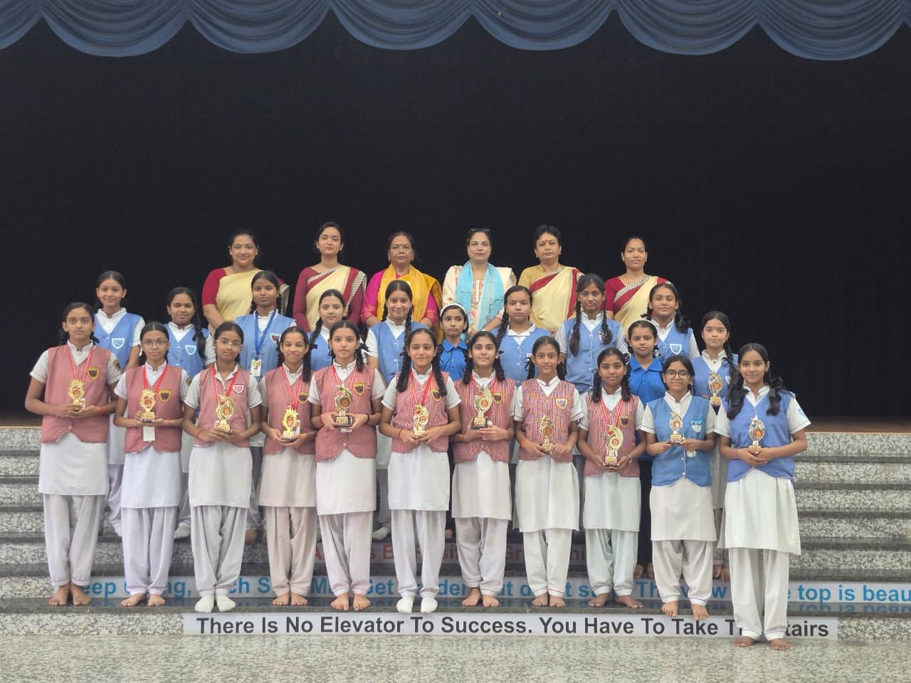 रंगोली प्रतियोगिता में तृप्ति-सृष्टि माथुर प्रथम, दिव्या-छवि शर्मा द्वितीय, रिया मोटवानी- सृष्टि ने तृतीय स्थान पर रही