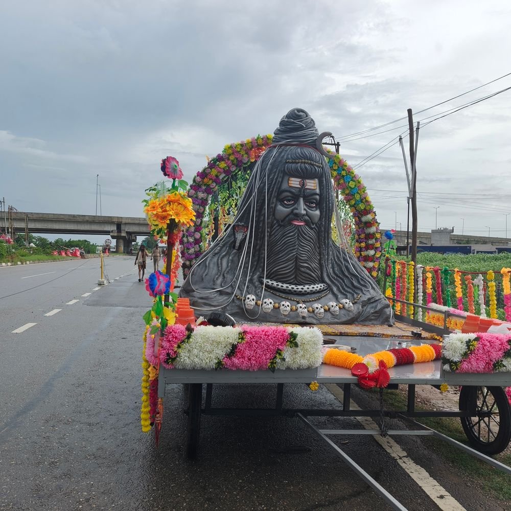 शामली में कांवड़ियों की संख्या बढ़ी, उत्साह चरम पर:बारिश के बीच शिवभक्तों का “बोल बम” जयघोष जारी