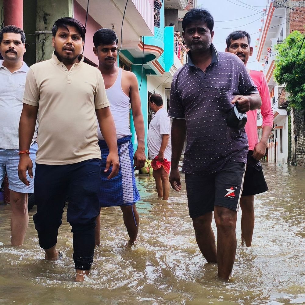 प्रयागराज के मुंडेरा की सड़कें बनी तालाब:पानी में डूबे करोड़ों के आशियाने और ठप हुआ जनजीवन