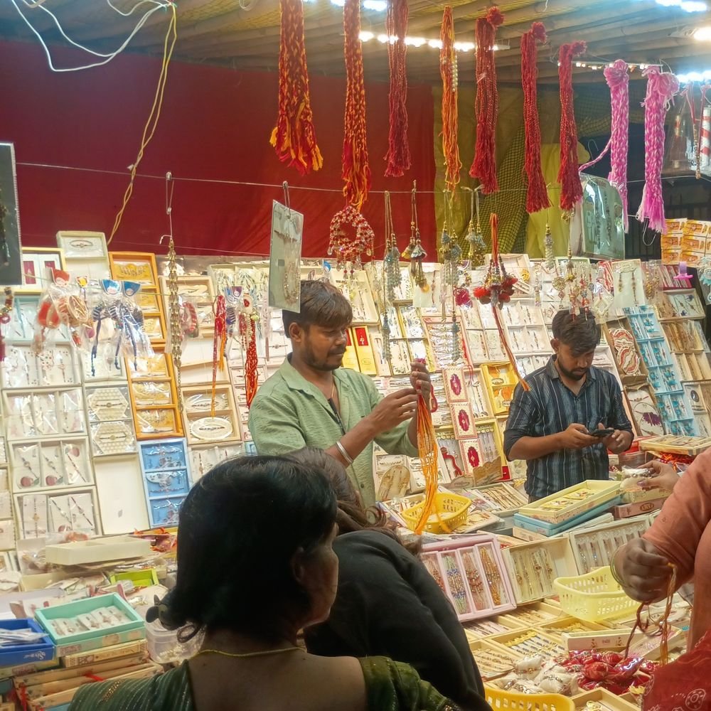 रक्षाबंधन पर कानपुर में 300 करोड़ की खरीदारी:’वोकल फॉर लोकल’ का असर; देश में 25 हजार और UP में 4 हजार करोड़ पहुंचा राखी का कारोबार