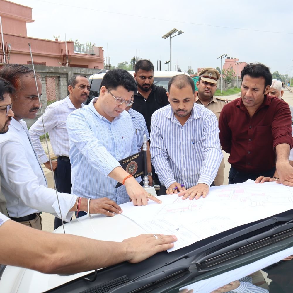 सहारनपुर मंडलायुक्त-डीएम ने मां शाकंभरी विश्वविद्यालय का किया निरीक्षण:जलभराव समस्या पर नाले की सफाई के दिए निर्देश