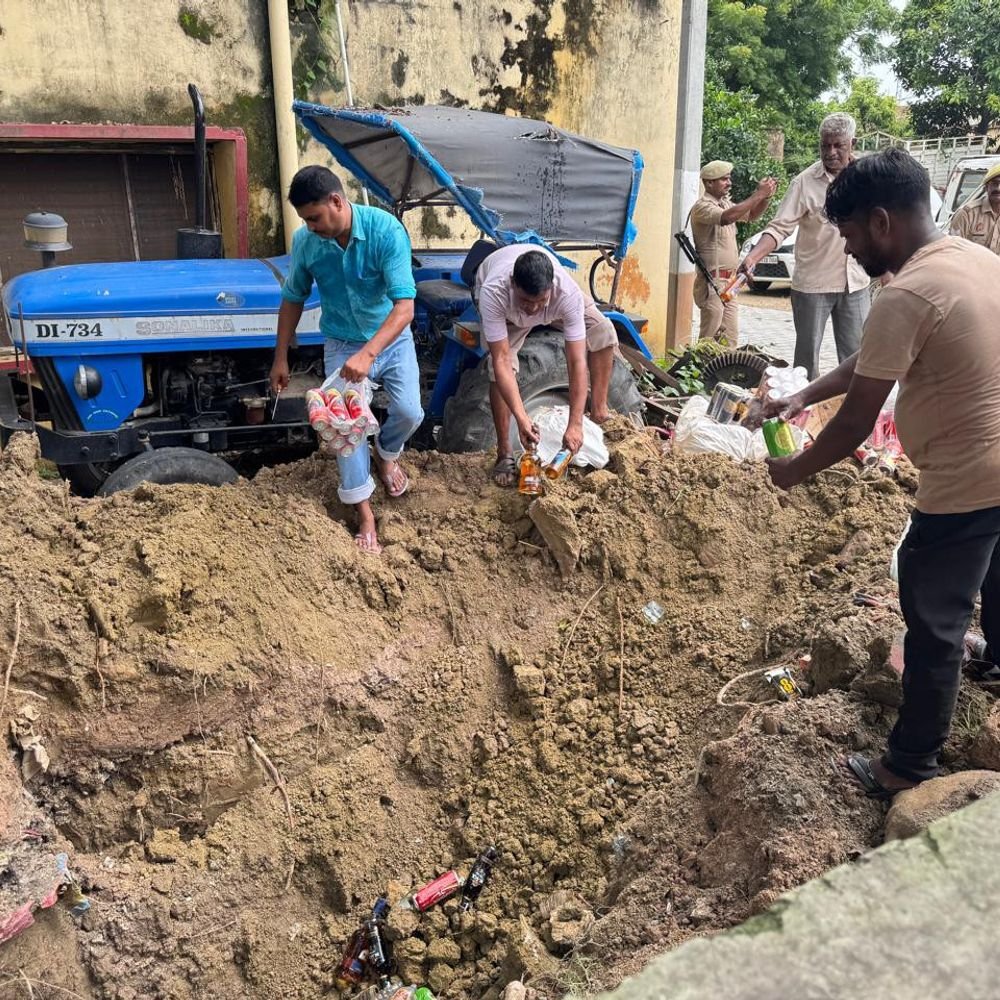 एसडीएम ने कोतवाली में 340 लीटर शराब नष्ट कराई:अधिकारियों की मौजूदगी में नियमानुसार हुई कार्रवाई, कीमत 1.57 लाख