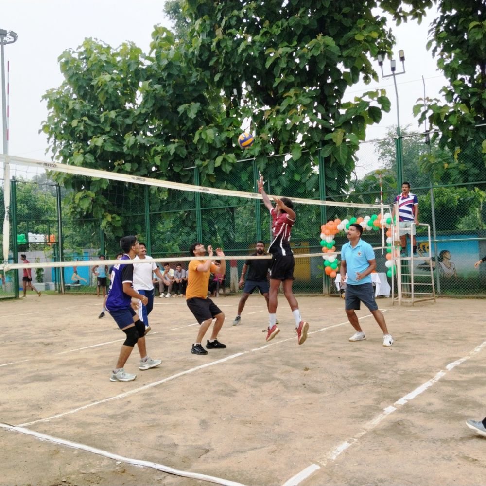 रेलवे स्पोर्ट्स स्टेडियम ने एडमिन टीम को 3-0 से हराया:राष्ट्रीय खेल दिवस पर हुआ वॉलीबॉल मुकाबला, डीआरएम ने किया शुभारंभ