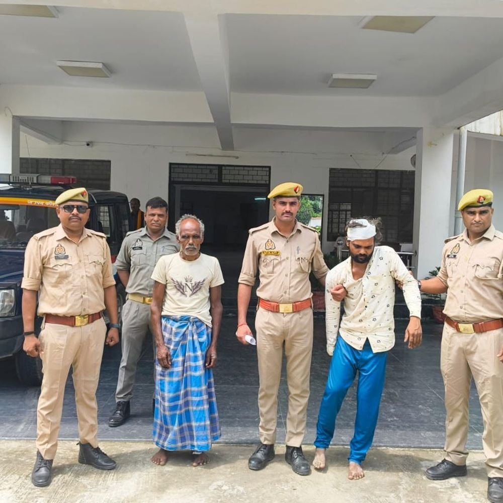 कौशांबी में पत्नी पर जानलेवा हमला, पिता-पुत्र गिरफ्तार:पड़ोसी ने पुरानी रंजिश में किया था हमला, बेटी से भी मारपीट का आरोप