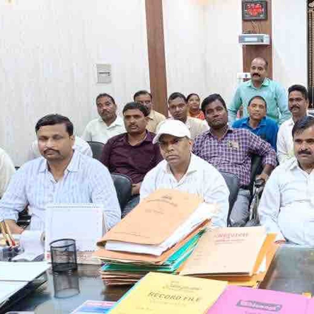गोरखपुर में DPRO से मिले ग्रामीण सफाई कर्मचारी:संघ ने उठाई लंबित मांगें, जल्द समाधान के दिए निर्देश