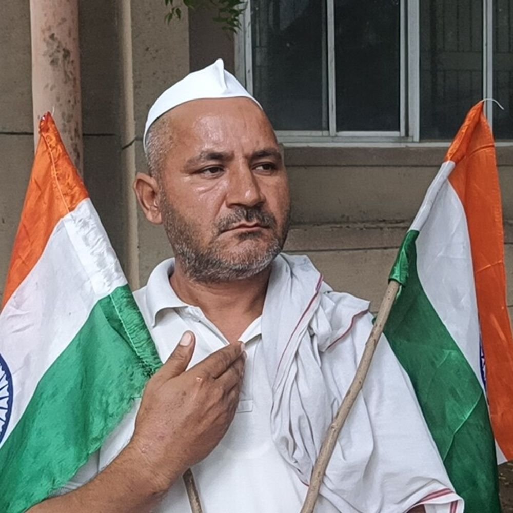 ग्रामीण ने मनरेगा से सार्वजनिक स्थल पर फ्रिजलगाने की मांग:ठंडे पानी की स्थायी व्यवस्था के लिए डीएम को सौंपा पत्र