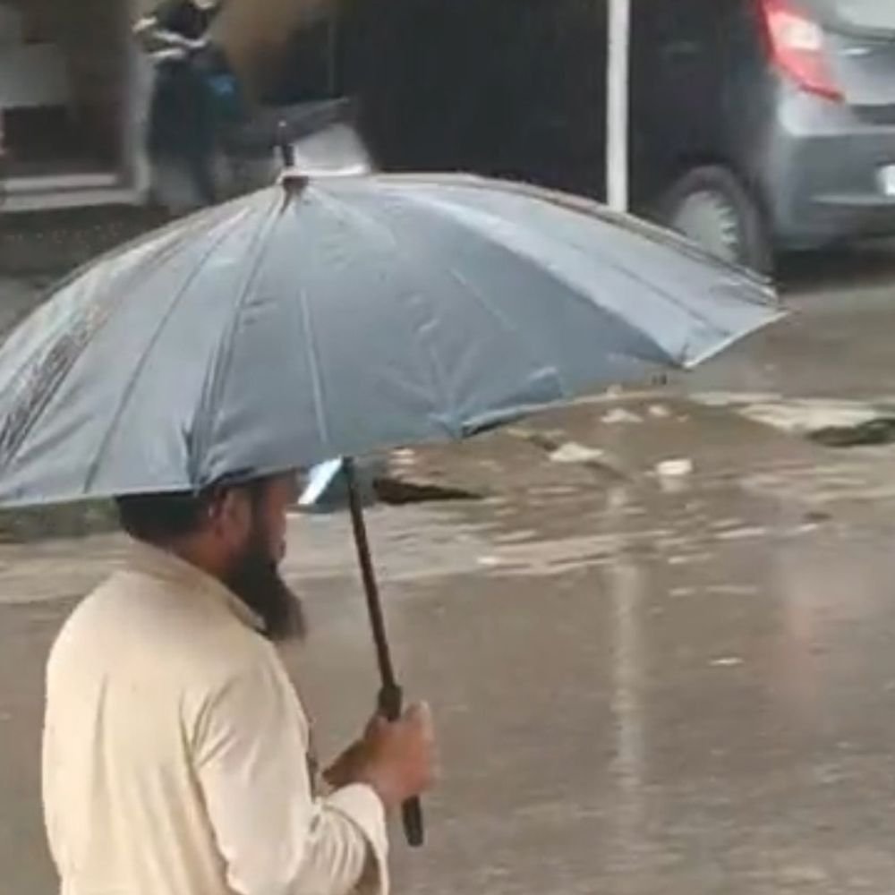 बहराइच में 20 मिनट हुई बारिश; 5 डिग्री गिरा तापमान:लोगों को गर्मी और उमस से मिली राहत, धान की फसल के लिए फायदेमंद
