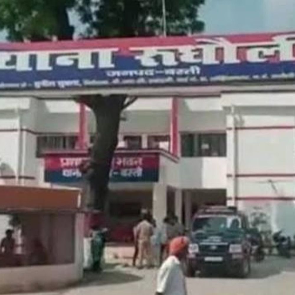 बुजुर्ग महिला के खाते से 13 लाख रुपये निकाले:मोबाइल नंबर लिंक कर गबन का आरोप, पति के इलाज के लिए जमा कराए थे
