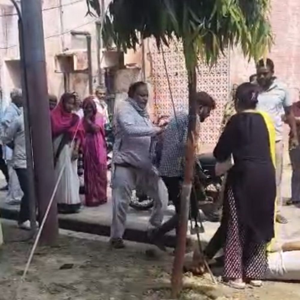 घाटमपुर CHC परिसर में खूनी संघर्ष:गाड़ी साइड करने के विवाद में ड्राइवर पर पत्थर से हमला; हालत गंभीर, पुलिस जांच में जुटी