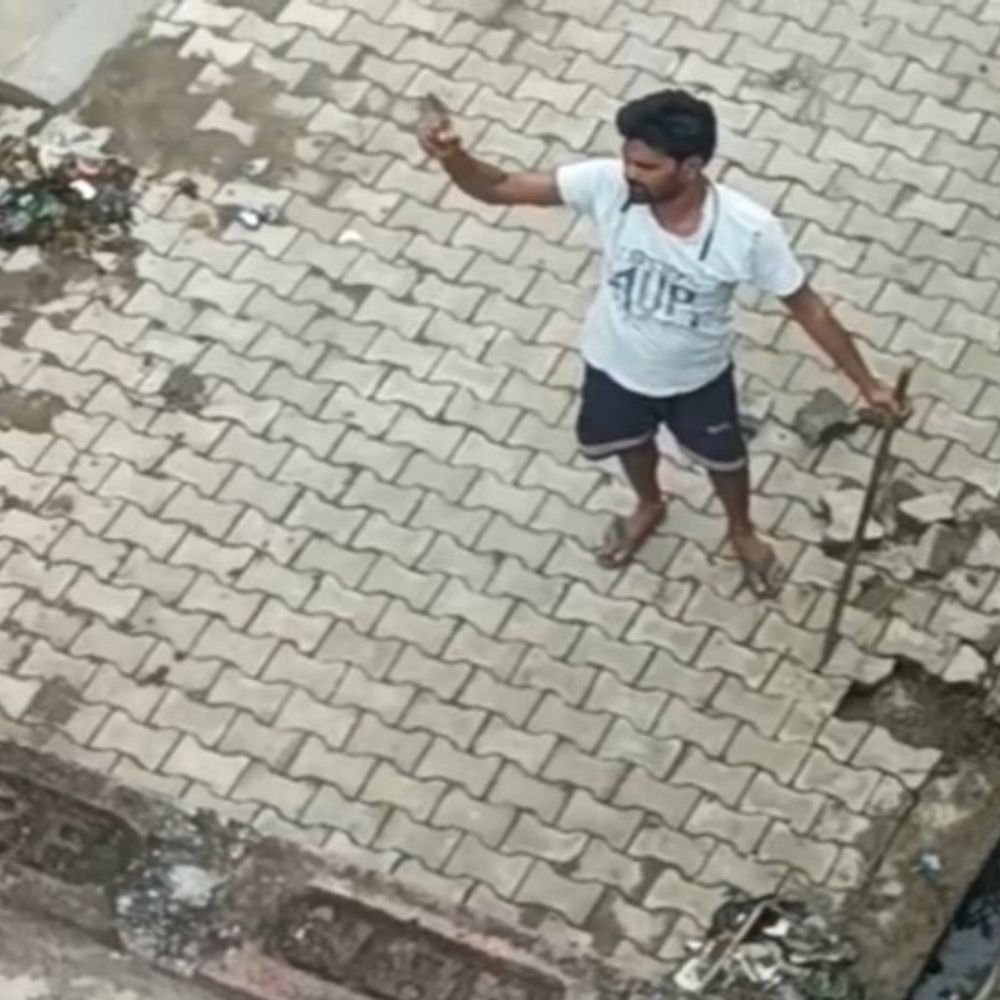 दबंग ने बेलचे से उखाड़ दी इंटरलाकिंग, VIDEO:डॉ आंबेडकर का नाम लेकर गाली-गलौज की, आरोपी गिरफ्तार