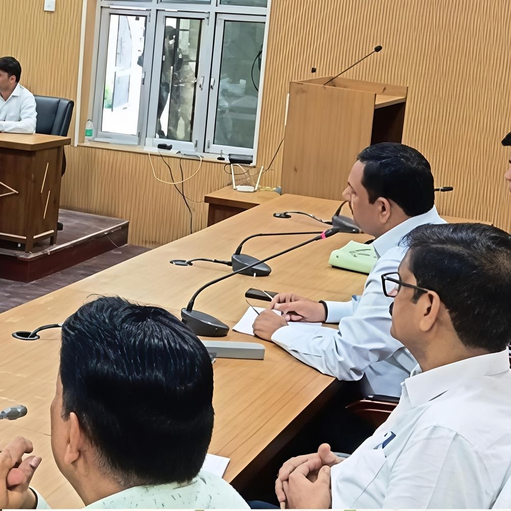 खाद की कालाबाजारी पर डीएम का एक्शन:यूरिया-डीएपी तय कीमत पर मिले, जबरन बिक्री पर होगी कठोर कार्रवाई