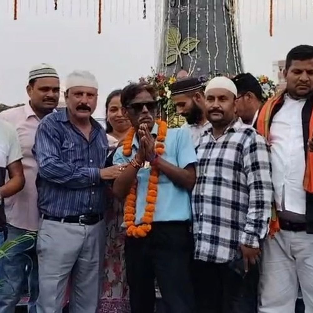 कांवड़ यात्रियों पर पुष्पवर्षा, दिखी सांप्रदायिक सौहार्द की मिसाल:डेलापीर चौराहे पर पीस कमेटी ऑफ इंडिया ने किया स्वागत