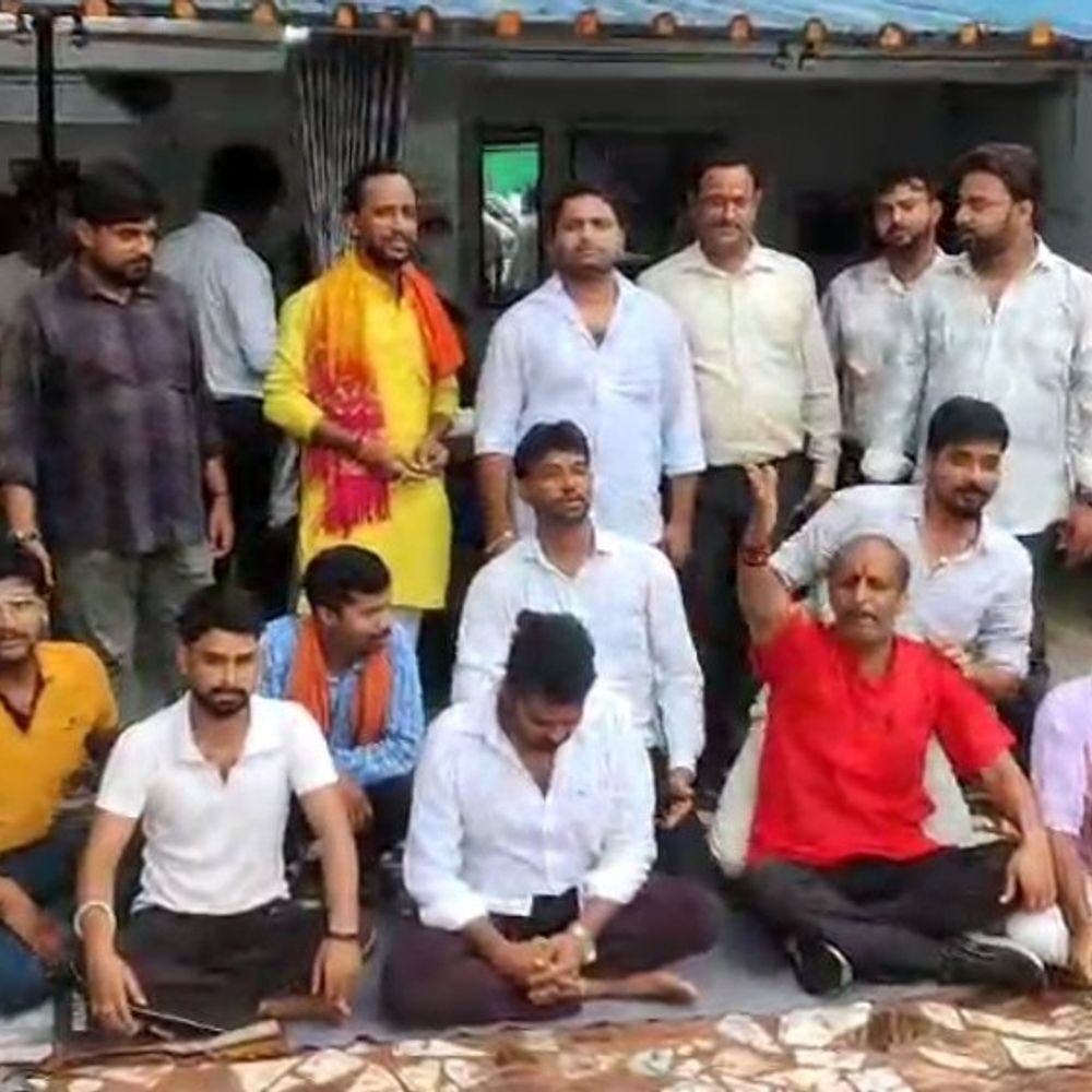 प्रयागराज में पप्पू यादव के खिलाफ विहिप-बजरंग दल का प्रदर्शन:राहुल गांधी, खड़गे और अवधेश प्रसाद पर भी कार्रवाई की मांग