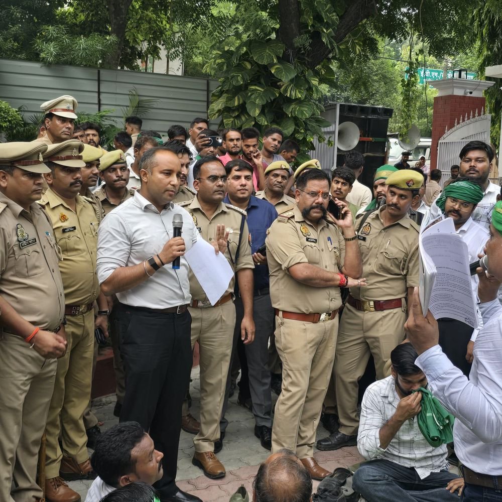 पौधारोपण में गड़बड़ी पर भाकियू भानू ने DFO दफ्तर घेरा:हरख रेंज में 16-20 हजार पौधे गायब होने का आरोप, 3 कर्मचारी हटाए गए