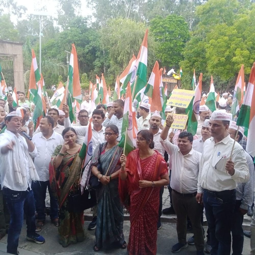 संतकबीरनगर में पुरानी पेंशन बहाली को लेकर तिरंगा यात्रा:शिक्षकों-कर्मचारियों ने निजीकरण और टीईटी अनिवार्यता का भी किया विरोध