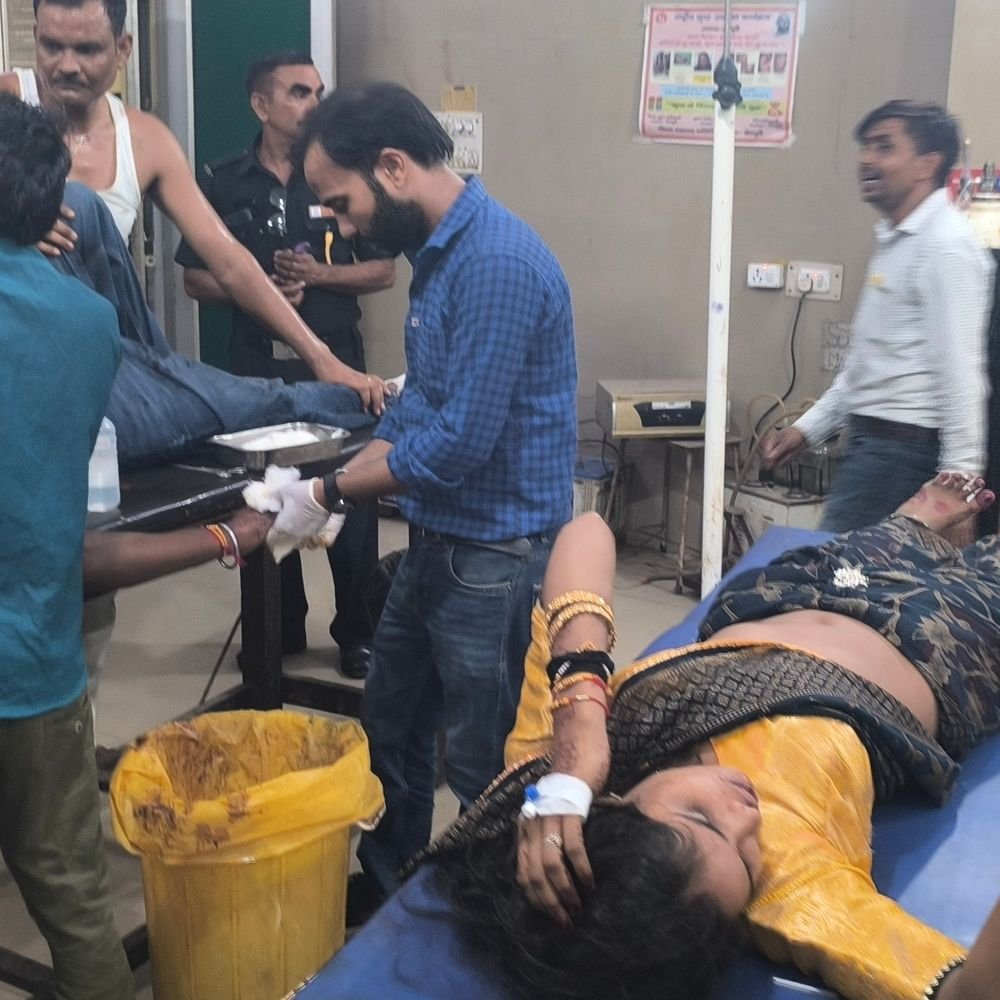 मैनपुरी में दो बाइकों की भिड़ंत:पति-पत्नी और बच्चा घायल, तीनों जिला अस्पताल में भर्ती