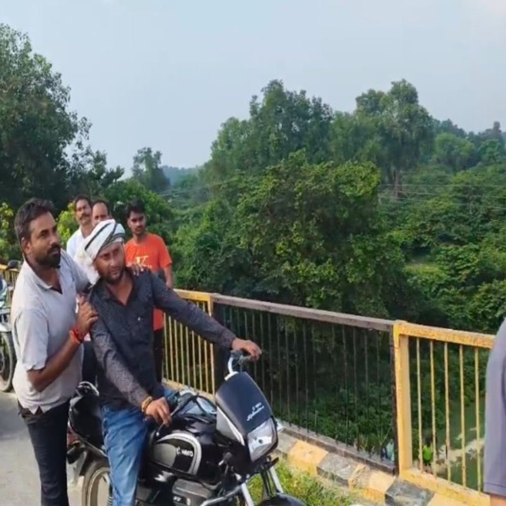 सुल्तानपुर में गोमती नदी से युवक का शव बरामद:दो दिन पहले लगाई थी छलांग, मौत का कारण स्पष्ट नहीं; पुलिस कर रही जांच