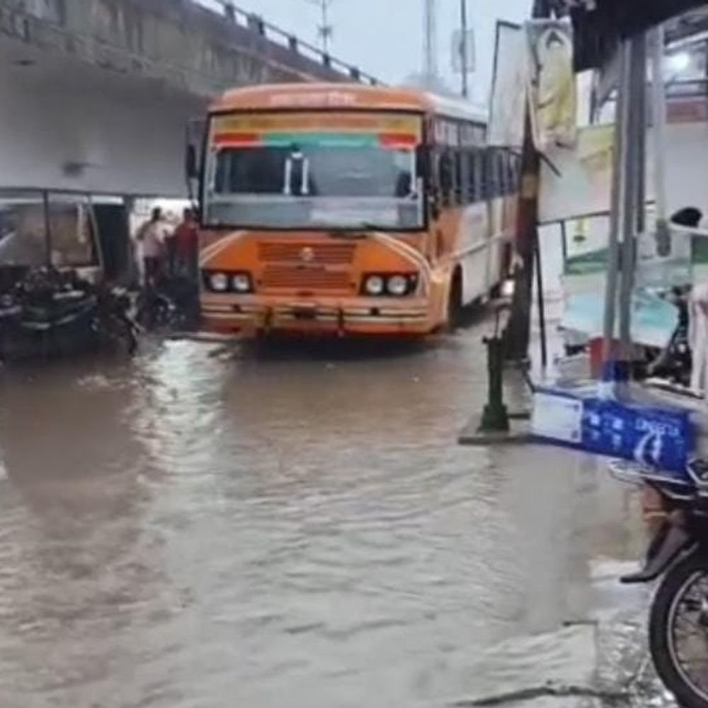 एक घंटे की बारिश ने खोली जल निकासी की पोल:बस स्टेशन, पटेल नगर और रोडवेज क्षेत्र में भरा पानी; राहगीर परेशान