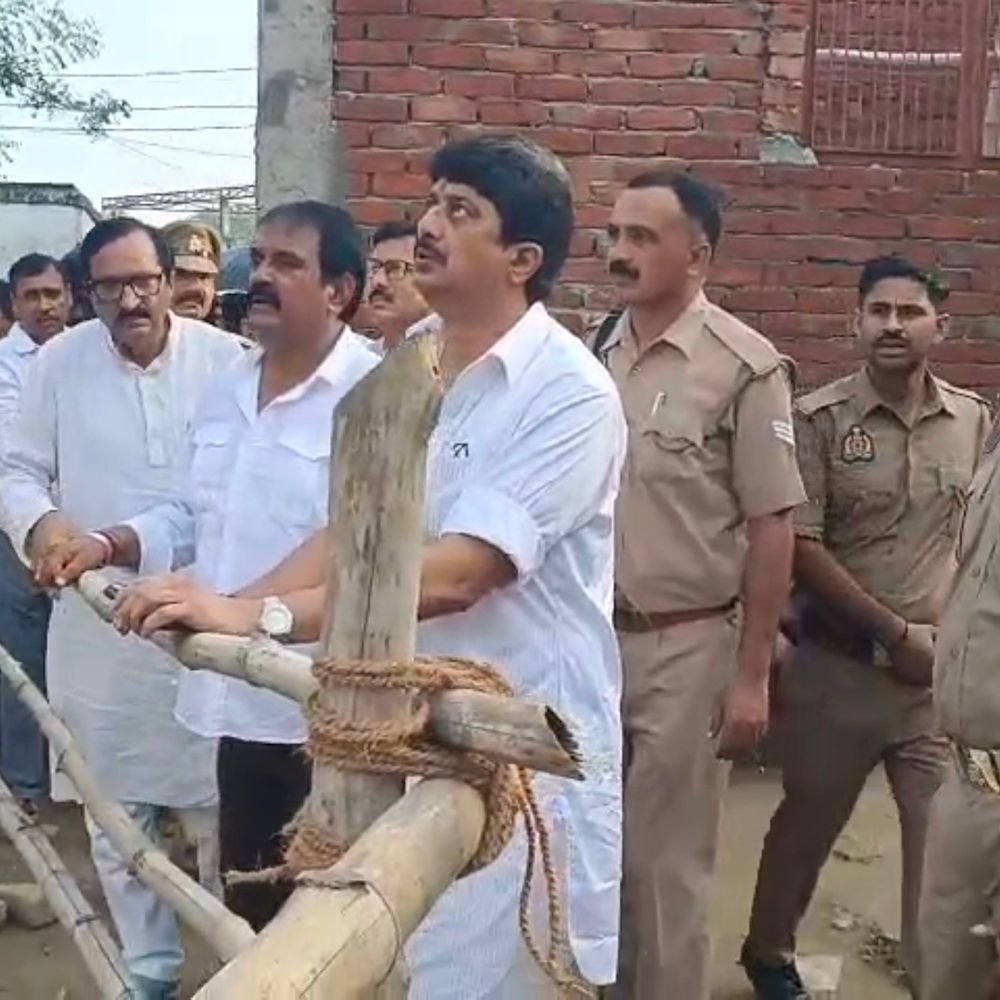 राजा भैया महुली हादसा पीड़ित अमन श्रीवास्तव के घर पहुंचे:बोले- कुछ घटनाएं अकल्पनीय होती हैं, 6 लोगों की हुई थी मौत