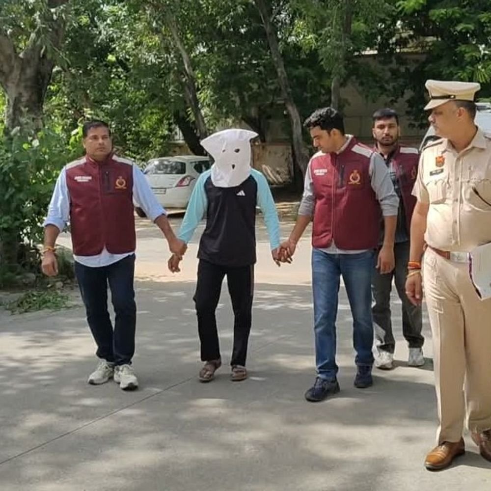 फरीदाबाद में सास-बहू से जेवर लूटने वाला डिलीवरी बॉय अरेस्ट:कर्ज चुकाने के लिए बनाया प्लान, ऑनलाइन मंगवाया चाकू, यूपी का रहने वाला