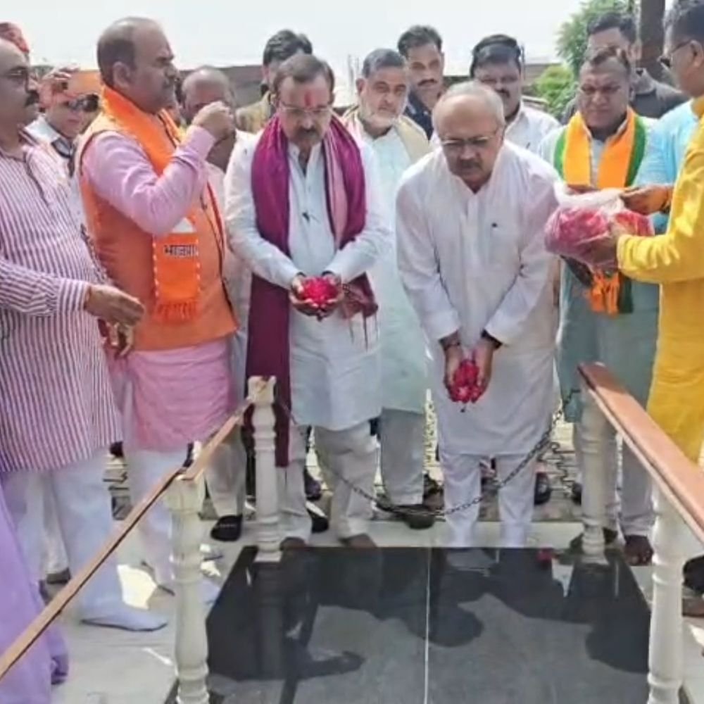 भाजपा नेताओं ने फिरोज गांधी की कब्र पर चढ़ाए फूल:सिद्धार्थ नाथ बोले, राहुल गांधी पूर्वजों का सम्मान नहीं करते Zen G को क्या सिखाएंगे