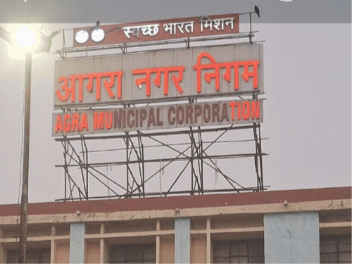 पब्लिक प्लेस पर गंदगी करने वाले 179 दुकानदारों पर कार्रवाई:आगरा नगर निगम ने वसूला 1.32 लाख का जुर्माना, चारों जोन में चला अभियान