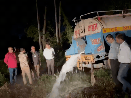 रक्षाबंधन से पहले आगरा में मिलावट पर बड़ा एक्शन:7 हजार लीटर दूध और 145 किलो खोया नष्ट, 16 नमूने लिए