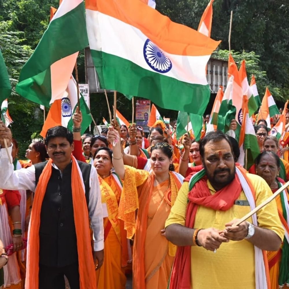 लखनऊ में श्रावणी हरियाली अमावस्या पर तिरंगा यात्रा:इंदिरा नगर में देशभक्ति और सनातन संस्कृति का संगम